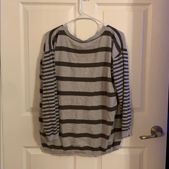 V-Neck sweater - Picture 2 of 2